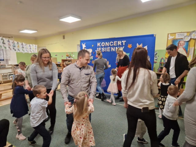 Dzieci z grupy Misie tańczą wraz z rodzicami