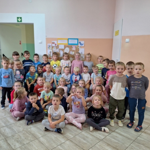 Zdjęcie przedstawia grupę dzieci